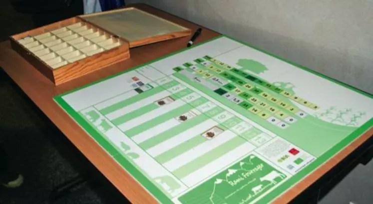 Le rami fourrager se compose d’un plateau de jeu avec 
des « baguettes fourrages » et des « baguettes animaux » 
et d’un module informatique.