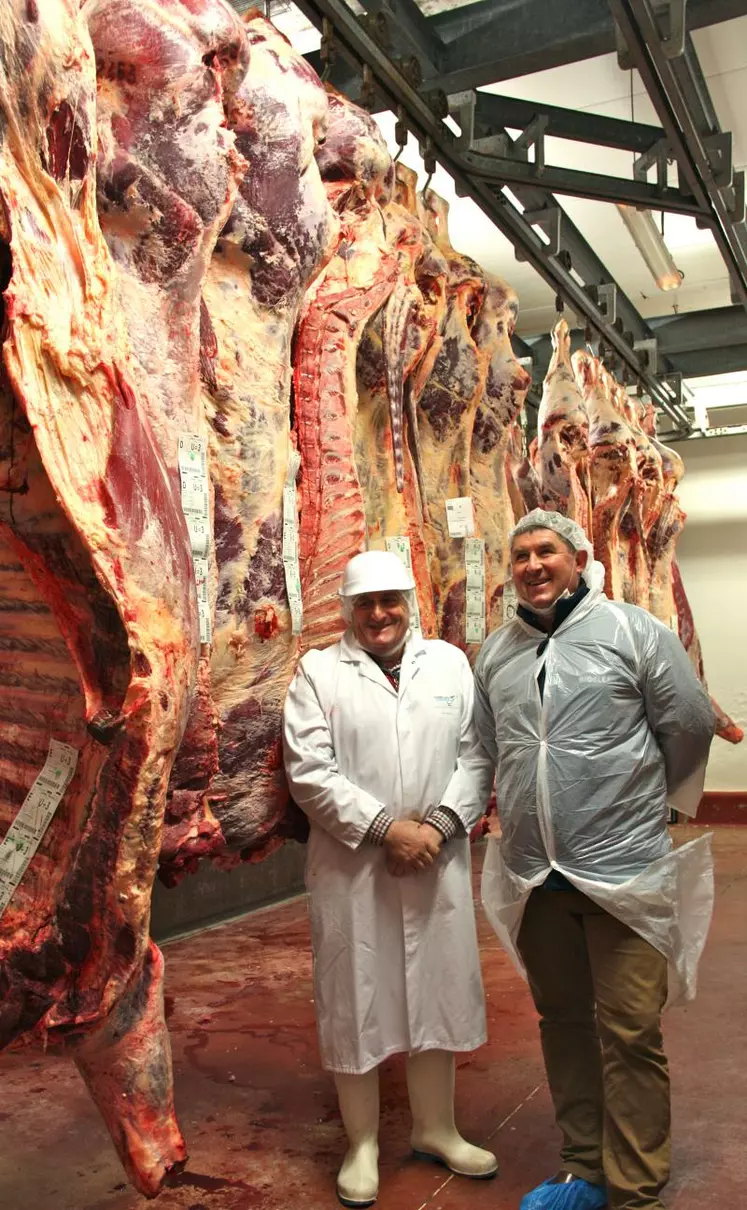 Christian Lucas (à gauche), éleveur et président de Covia et Vendée Loire Viandes et Patrick Simon, directeur adjoint de Covia : « la reprise de l'abattoir par la coopérative en 2010 montre la volonté des éleveurs de s'impliquer dans la filière et d'être des acteurs à part entière. »