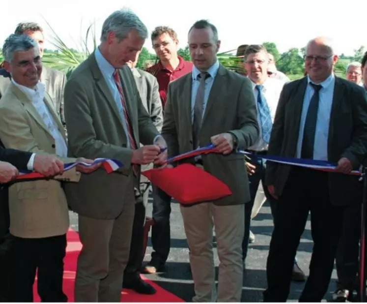 Michel Baudot, président du herd-book a invité les représentants des collectivités territoriales à venir couper le ruban.