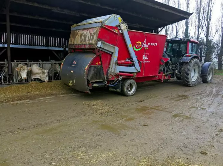 Mélangeuse Vmix plus de BvL, de 15 m3 à deux vis verticales, dotée de son propre système de chargement.