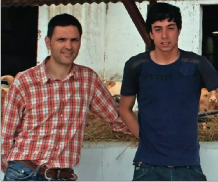 Santiago Tarazona, vétérinaire chez Setna, conseille Victor Barragan dans la conduite de l'alimentation des jeunes bovins. "Les élevages espagnols se sont beaucoup professionnalisés."