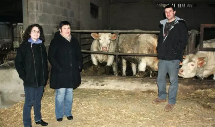 Lydie et Jean-François Rangeard ici avec Marie Carré du Civam du Haut Bocage (à g.) vendent leur viande pour partie à des particuliers et pour partie à des collectivités.