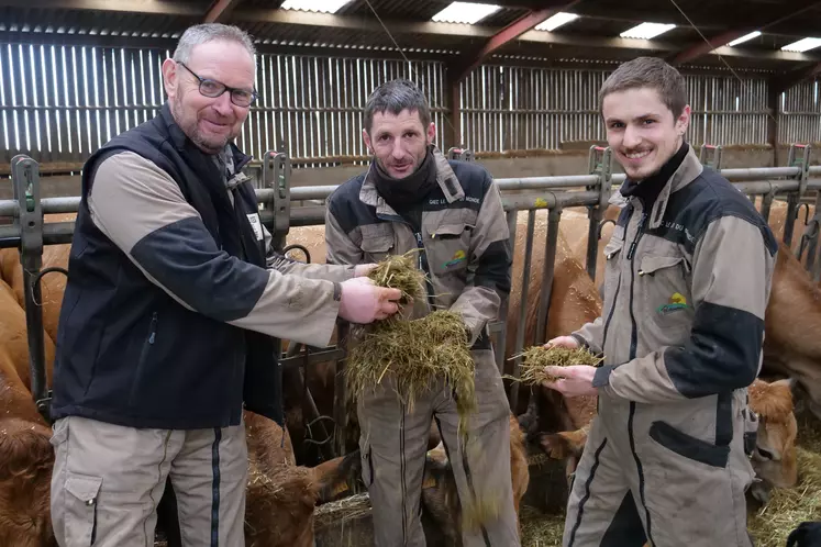 Outre un troupeau de vaches allaitantes, le GAEC du Bout du Monde compte 250 chèvres. « Elles sont sensibles à la qualité du fourrage, c’est un argument de plus pour bien le conserver ».