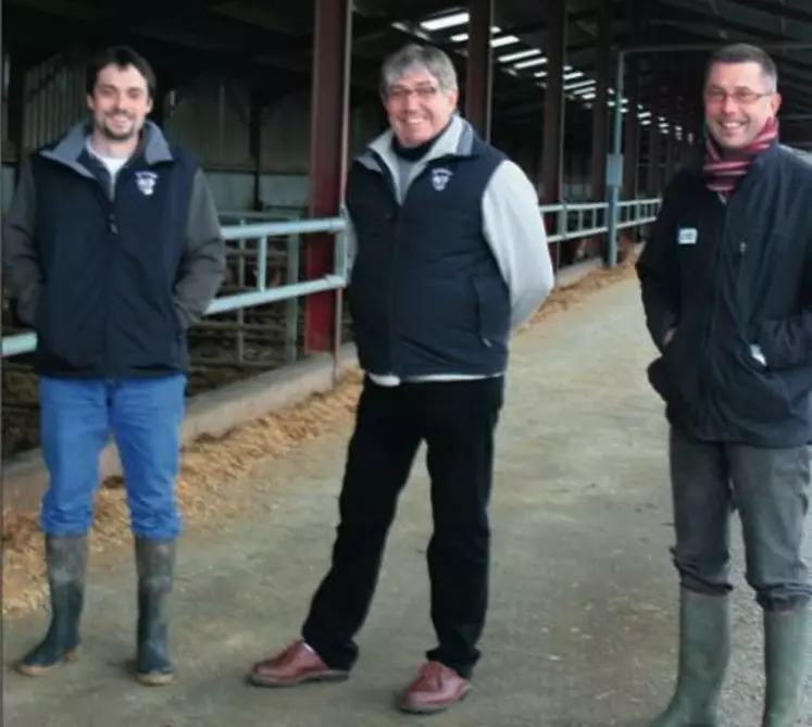 Bruno et Éric Plancoulaine et Marc 
Didienne: «Notre objectif n’est pas de produire des animaux très lourds, mais des animaux qui correspondent bien aux débouchés de notre abatteur côté poids et qualité des carcasses de façon à travailler avec lui dans la durée»