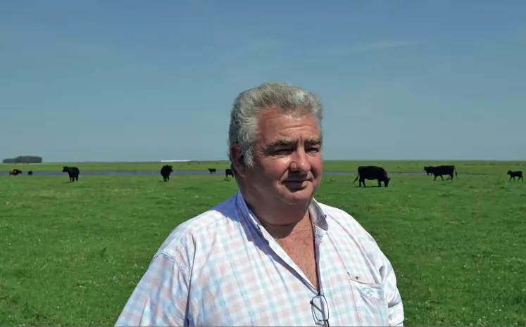 Avant de reprendre l’exploitation familiale à 23 ans, Mariano Williams a travaillé au marché aux bestiaux
de Liniers pour le compte
de négociants. " Cela m’a permis de mieux connaître et mieux défendre a posteriori le prix
de mes animaux. »