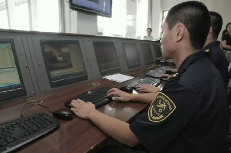 Contrôle des marchandises par les agents des Douanes chinoises à Shangai.