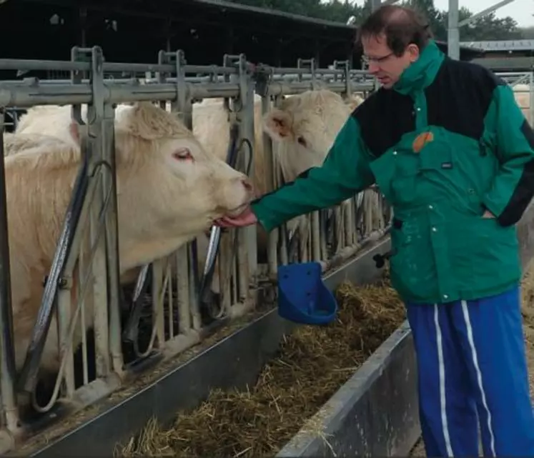 Xavier Boivin, éthologiste à l'Inra de Theix. Les vaches aiment particulièrement les caresses sous le cou. Lorsqu'elles apprécient, elles tendent le cou et baissent les oreilles.