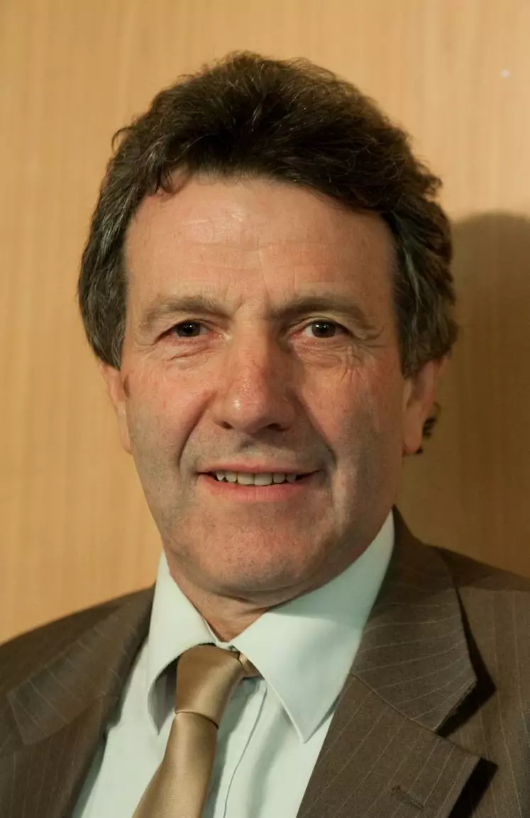 Jean-Louis Cazaubon, éleveur laitier dans les Hautes-Pyrénées, est viceprésident de l’Assemblée permanente
des chambres d’agriculture, et président de la chambre d’agriculture de Midi-Pyrénées.