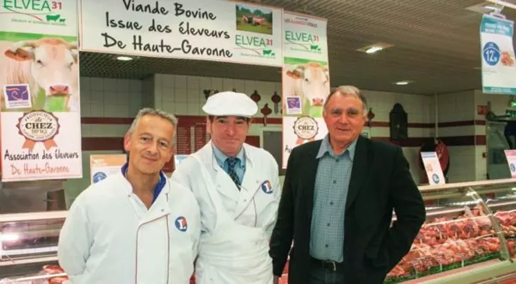 1Philippe Briolant, chef boucher, Frédéric Chulia, boucher et Jean-Pierre Duclos. « Le rayon à la coupe permet de faire passer des messages aux consommateurs et les différents conseils formulés permettent d’écouler plus facilement tous les muscles 
de la carcasse. »