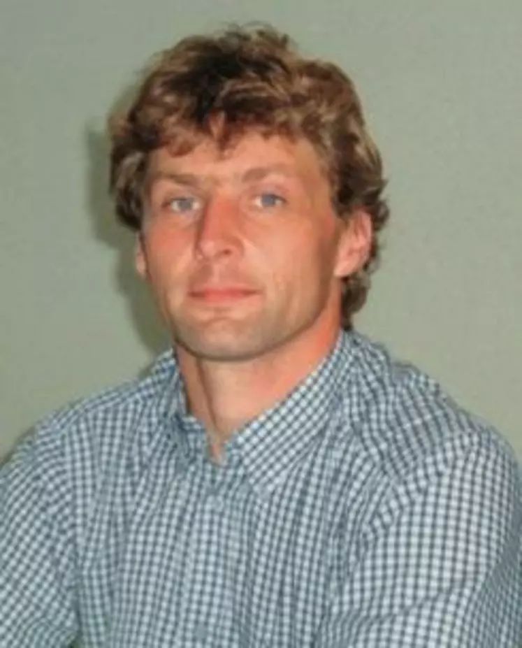 Mickaël Bazantay est éleveur
de Limousines dans le Maine-et-Loire. Le territoire de Bovinéo porte sur
les départements de Charente-maritine, Loire-Atlantique, Maine-et-Loire, Deux-Sèvres et Vendée.