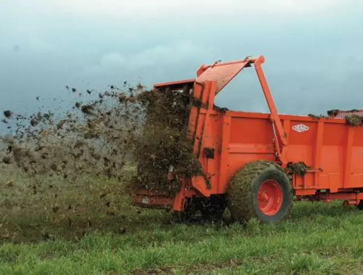 Ls engrais de ferme ont un impact positif sur les propriétés physiques, biologiques et chimiques des sols.