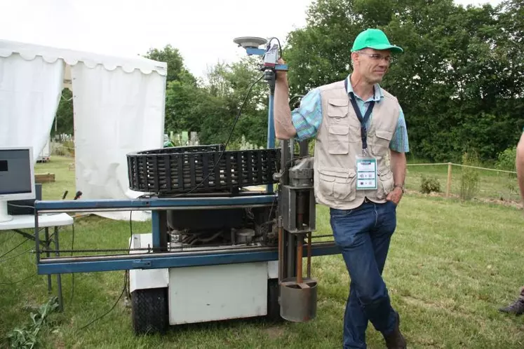 « Ce robot anti-rumex a été mis au point à la demande d’éleveurs en agriculture biologique », note Frits van Evert, l’un des concepteurs.