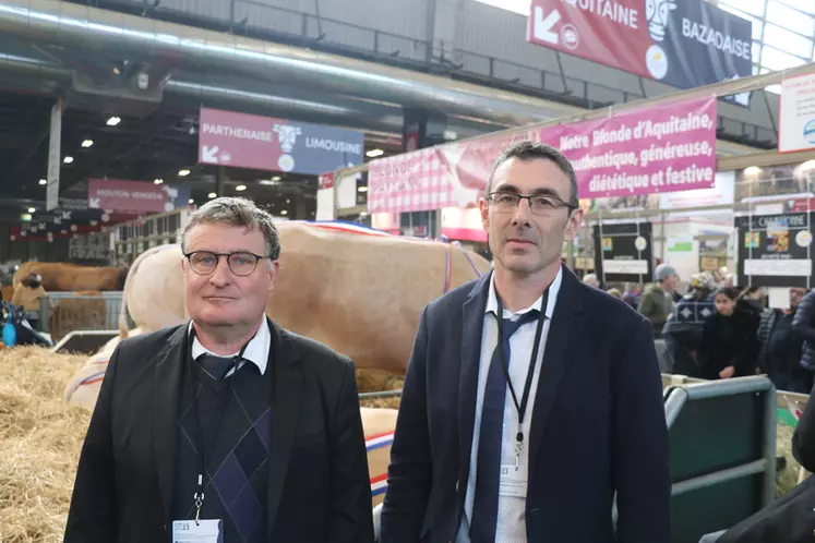 Lionel Giraudeau, directeur de France Blonde d'Aquitaine Sélection (à g.) et Pierre Burgan, président de l'OS (à d.) lors du Salon de l'Agriculture, le mardi 28 février 2023.