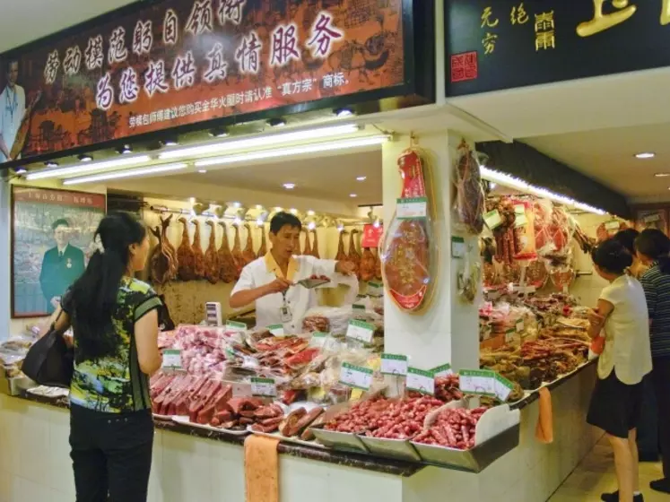 Dans un marché chinois. La viande bovine n'est pas un produit clé de la gastronomie chinoise contrairement à la viande porc ou de canard.  © ??????