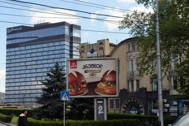Dans la capitale Tbilissi, de nombreux écrans géants affichent des publicités pour des hamburgers. © P. Bourgault