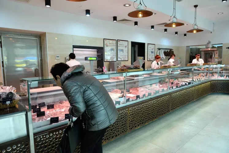 Installées dans Tbilissi, les boucheries Blauenstein proposent une viande produite localement mais en respectant les standards suisses depuis les paillettes d’insémination jusqu’à la découpe des muscles.  © P. Bourgault