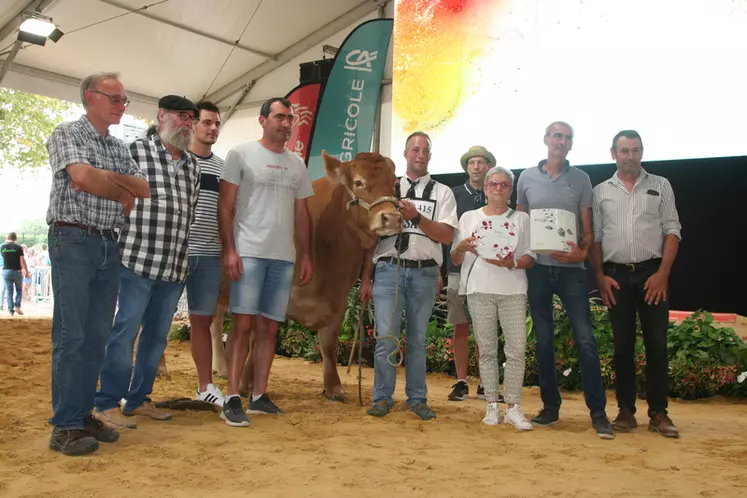 Récompense des naisseurs des taureaux lauréats des paillettes d’Or. Catégorie veaux de boucherie : Favars, 93 000 doses vendues en France en trois ans (2016/2017/2018) Naisseur : GAEC ORVAIN (Corrèze)Catégorie qualités maternelle : Cameos, 37 500 doses vendues en France en trois ans (2016/2017/2018) Naisseur : Lycée Agricole de Périgueux.   © F. d'Alteroche