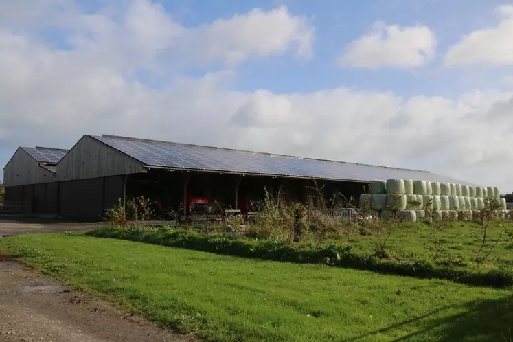 Les panneaux photovoltaïques et la production de plaquettes bocagères à vocation de chauffage permettent à l’éleveur d’être producteur d’énergie nette. © C. Delisle