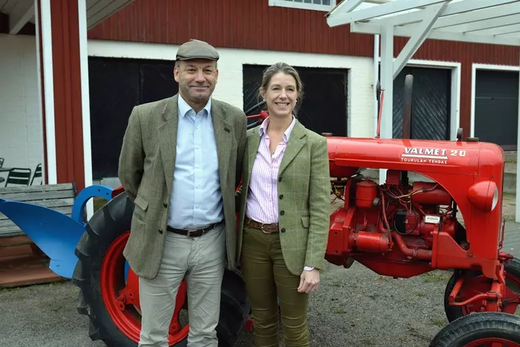 Gustav et Heidi Rehnberg associent l’élevage, la production de céréales bio, la sylviculture et l’agrotourisme avec un musée sur Valmet, la marque fétiche des agriculteurs finlandais.  © P. Bourgault