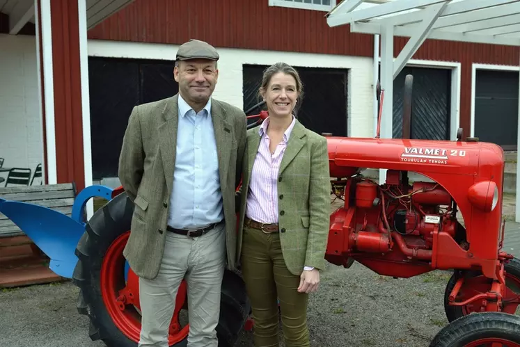 Gustav et Heidi Rehnberg associent l’élevage, la production de céréales bio, la sylviculture et l’agrotourisme avec un musée sur Valmet, la marque fétiche des agriculteurs finlandais. © P. Bourgault
