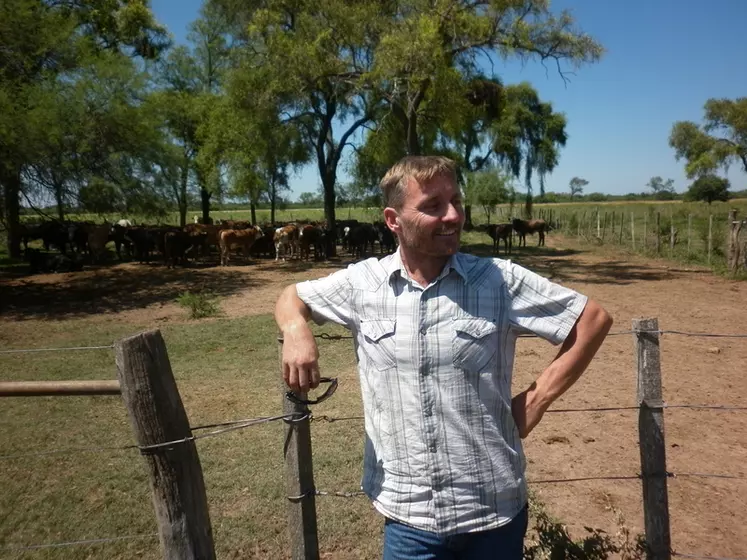 Nicolas Brunner est devenu mordu d’élevage dès son premier voyage en Argentine, à 12 ans. Il a rejoint son grand-père à 19 ans, en 1999, pour devenir son vacher et il a repris la ferme à son décès, en 2004. © M.-H. André