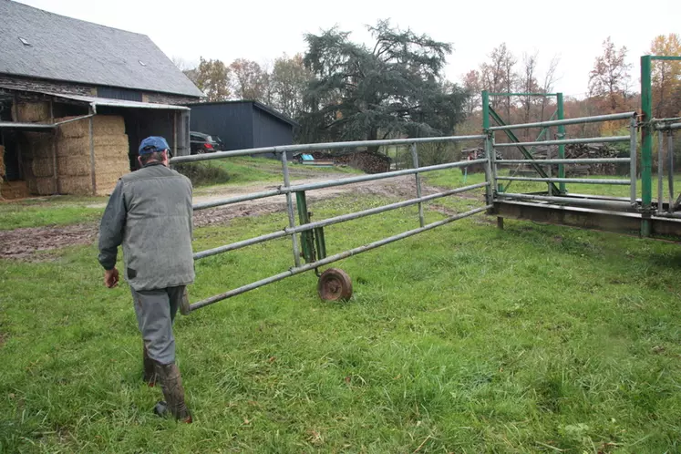 Il est possible de déplier les barrières (3 m) afin de créer un parc mobile pour charger un lot dans la bétaillère. L’idée première était de faire le même de chacun des deux côtés, mais « cela va bien comme ça », estime Yves Lagorsse. Aussi le prototype est resté tel quel. Les pneus ont été récupérés sur un ancien épandeur. Huit vaches peuvent être bloquées par côté (6 m de cornadis autobloquant). © E. Durand