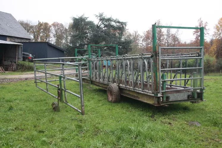 Il est possible de déplier les barrières (3 m) afin de créer un parc mobile pour charger un lot dans la bétaillère. L’idée première était de faire le même de chacun des deux côtés, mais « cela va bien comme ça », estime Yves Lagorsse. Aussi le prototype est resté tel quel. Les pneus ont été récupérés sur un ancien épandeur. Huit vaches peuvent être bloquées par côté (6 m de cornadis autobloquant). © E. Durand