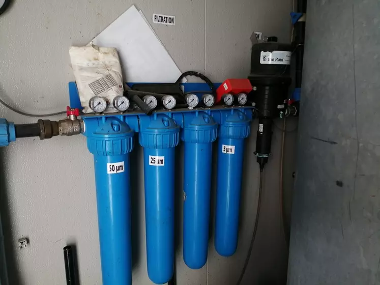Un système de filtration de l’eau pour épurer l’eau a été installé. Il est composé de différents préfiltres de 50, 25 et 5 microns et d’un filtre de charbon actif. © Station expérimentale de ...