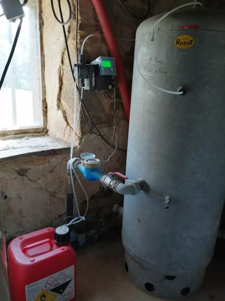 L'installation de traitement de l'eau au peroxyde d'hydrogène consiste en une pompe doseuse sur le ballon de réserve de 1000 litres.  © C. Douté