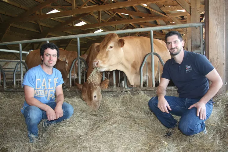 David Durand, éleveur au GAEC des Gariottes (à gauche) et Christophe Seringe, technicien d’élevage à la SCA Le pré vert (à droite), un tandem de choc pour développer le veau rosé bio. © E. Durand