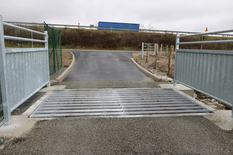 Les deux entrées sont fermées par des barrières équipées de passages canadiens et l’ensemble de l’enceinte est close par un grillage à sanglier pour empêcher toute possibilité de fuite de bovins.   © F. d'Alteroche