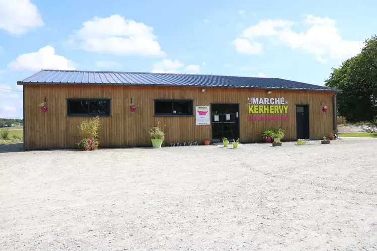 Un magasin de producteurs indépendant mais sur site a été construit en parallèle de l’installation de Ghislain Aminot permettant ainsi la valorisation de l’ensemble des animaux commercialisés sur l’élevage. © C. Delisle