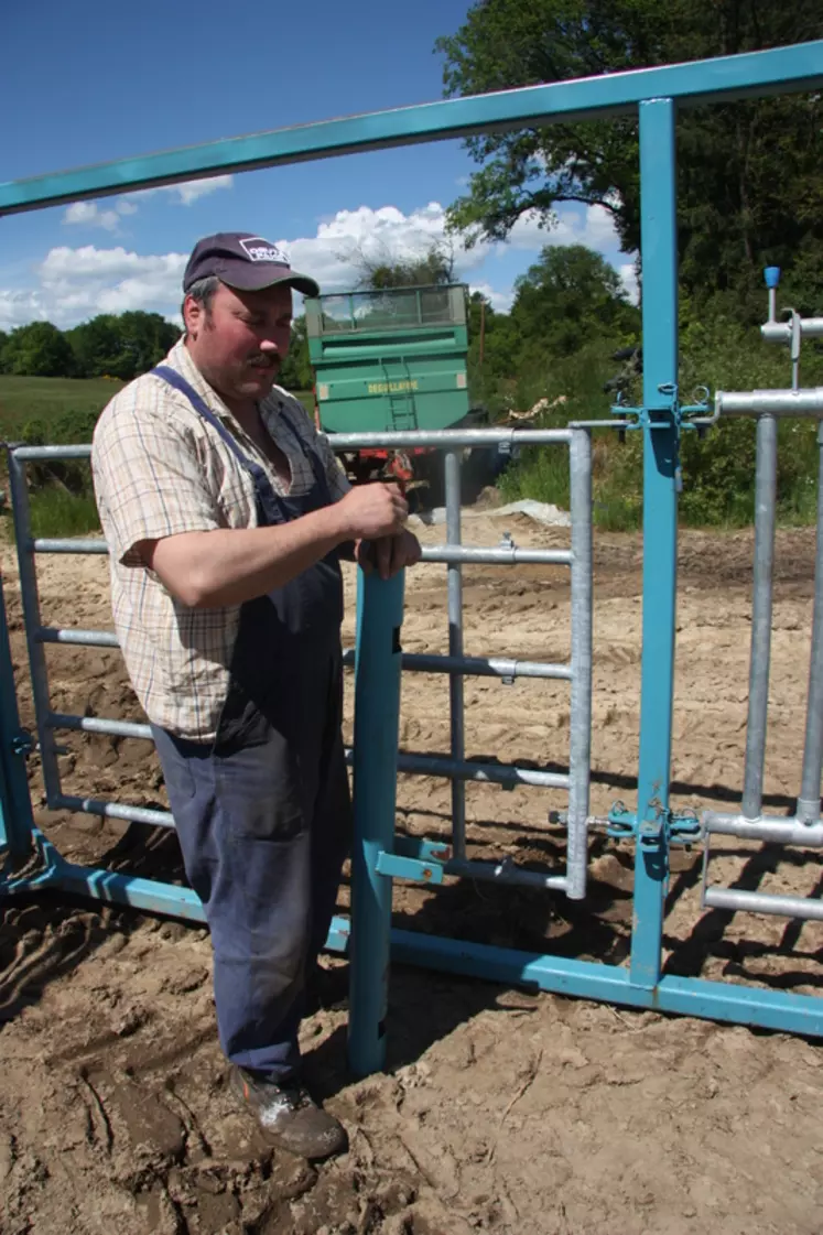 Fabien Vialle a souhaité mettre une protection sur les attaches de barrière pour réduire les risques d’accident si l’éleveur se fait bousculer par une vache dans la cage. © E. Durand