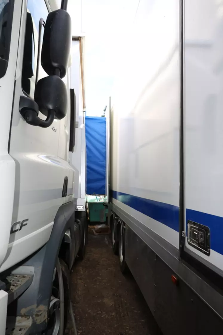 Les trois camions sont garés parallèlement et très proches les uns des autres (moins de 40 cm entre les parois des camions) pour permettre de déployer les soufflets permettant de passer de l’un à l’autre.