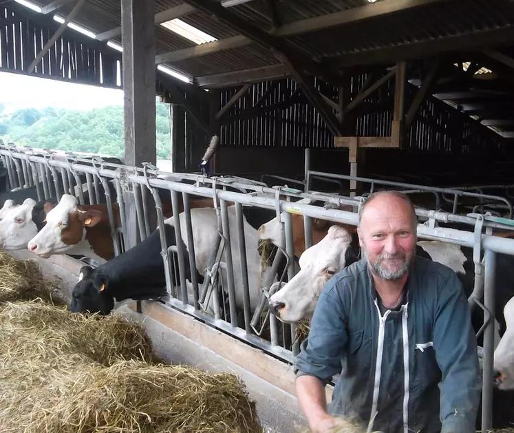 Marc Dumas, 28 vaches laitières pour 195 000 litres de lait en bio sur 43 ha de SAU à Saint-Symphorien-en-Lay, dans la Loire. 