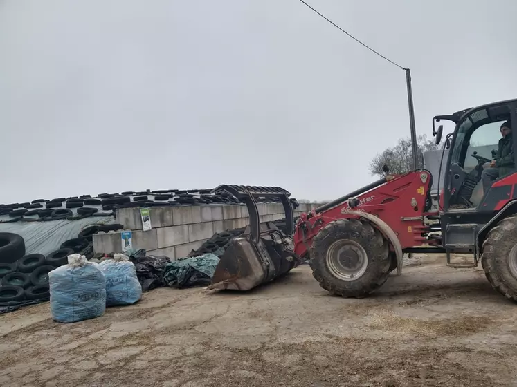 Jean-Paul Toueille, éleveur laitier à Ombrée d’Anjou dans le Maine-et-Loire apporte les plastiques usagés au point de collecte chez Pelé Agri Conseil. 
