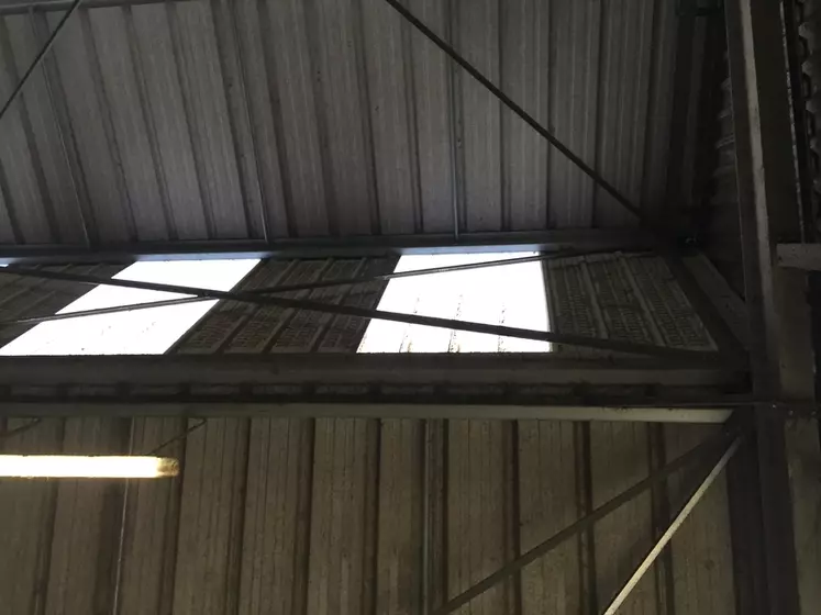 Il n’y a pas d’ouverture au niveau du faîtage. Les sorties d’air se font au niveau des tôles perforées intercalées entre les panneaux translucides situés sur décrochement du toit.