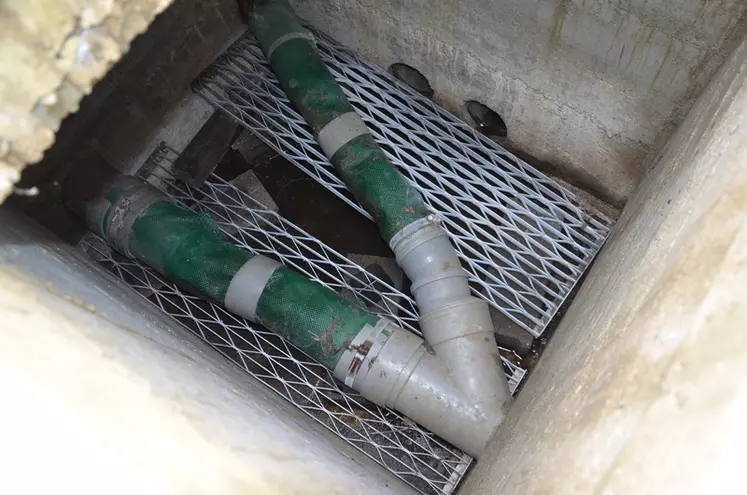 L'une des cheminées d'accès de la citerne enterrée est reliée par un tuyau - équipé d’une crépine retenant résidus et boue (2° filtrage) – à la pompe qui remonte l’eau au système de distribution. 