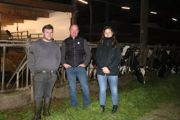 Yoann Bizet (au centre de la photo), accompagné de son apprenti Lucas Roulleaux, en BTS PA et de Léa Bonin, responsable R&D élevage chez TSE). Il va accueillir prochainement des ombrières sur les pâtures de ses laitières.