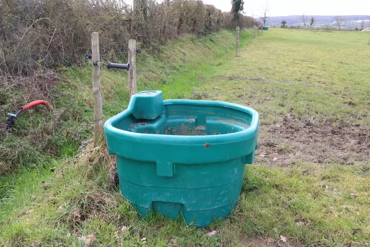 Le circuit d’eau a été raisonné pour que l’éleveur n’en charrie pas. Des vannes permettent de remplir individuellement chaque bassin de 600 litres.