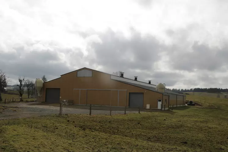 La nouvelle stabulation, construite en 2019, a permis de supprimer un vieux bâtiment non fonctionnel dans le corps de ferme.