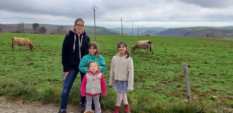 Marie Cayrel-Bourgade et ses trois filles, Louise, Adèle, et Elise, éleveuse à Trélans en Lozère  © DR