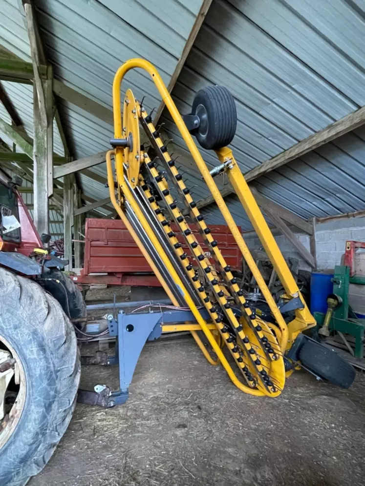 Le râteau faneur porté Elho est principalement utilisé en position arrière sur le relevage du tracteur. Il doit obligatoirement être déplié avant de le dételer.