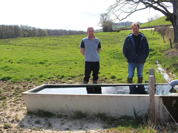 Julien et Nicolas Chardeau disposent maintenant de 25 bacs en béton de 1 000 litres, qui alimentent pratiquement toutes les surfaces en pâtures.