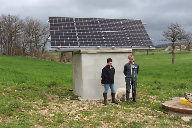 Ginette et Thierry Picaud ont choisi un modèle de pompe solaire en kit qu’ils ont assemblé eux-mêmes.