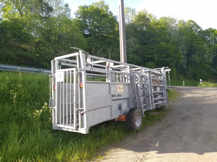 Les éleveurs de la Cuma des trois granges dans le Cantal se sont équipés d'un couloir de contention de 7 mètres réglable, de la marque Satene, avec un système de ...