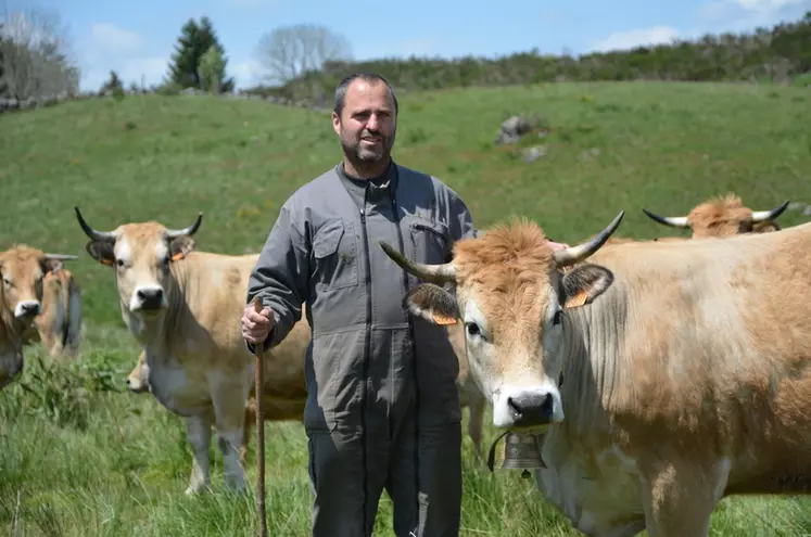 Olivier Malpel. « L'estivage de toutes les vaches et doublonnes permet de me libérer du temps sur l’exploitation pour me consacrer à la récolte des fourrages et aux ...