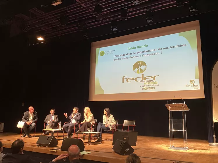 De gauche à droite : Yves Jehanno responsable commercial export chez Feder, Claude Riboulet le président du conseil départemental de l'Allier, Samuel Duquet et Béatrice Eon de Chezelles du Crédit Agricole et Audrey Bourolleau, directrice de l'entreprise Hectar.