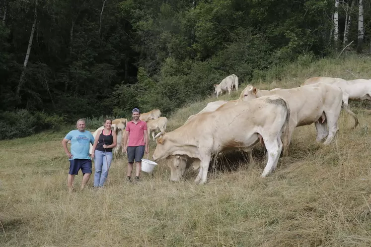 Michel, Elsa et Valentin font pâturer leurs 100vaches blondes d’Aquitaine sur leurs prairies, de la mi-mai à la mi-novembre, sans jamais affourager l’été.