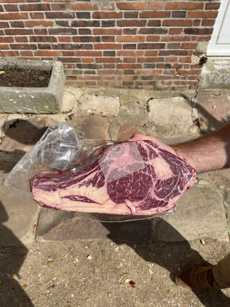 Toute la viande, issue de vaches jeunes et de bœufs Angus, est valorisée en vente directe après une maturation de trois semaines en carcasse entière. La majeure partie ...